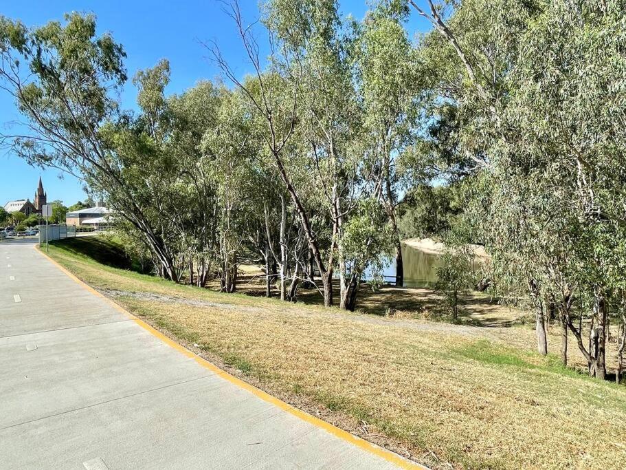 “Riverbank Retreat” Central Unit On The River Wagga Wagga Bagian luar foto